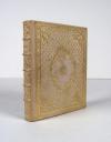 Anonym Livre de Prières, tissé d’apres les enluminures des manuscrits du XIVe au XVe siècle. Text und Illustrationen vollständig in Jacquard-Weberei mittles Lochkarten aus schwarzer und silberner Seide hergestellt.