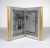 Anonym Livre de Prières, tissé d’apres les enluminures des manuscrits du XIVe au XVe siècle. Text und Illustrationen vollständig in Jacquard-Weberei mittles Lochkarten aus schwarzer und silberner Seide hergestellt.